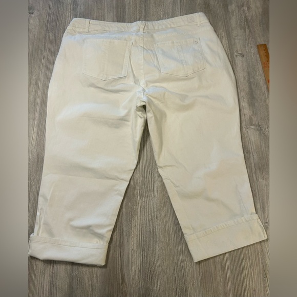 Democracy Women's Flex - Ellent 24W White Cuffed or Uncuffed Capri Denim Pants - Picture 2 of 12